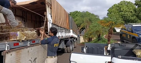 PRF APREENDE QUASE TRÊS TONELADAS DE MACONHA E MOTORISTA DE CARRETA BITREM É PRESO EM UBERABA