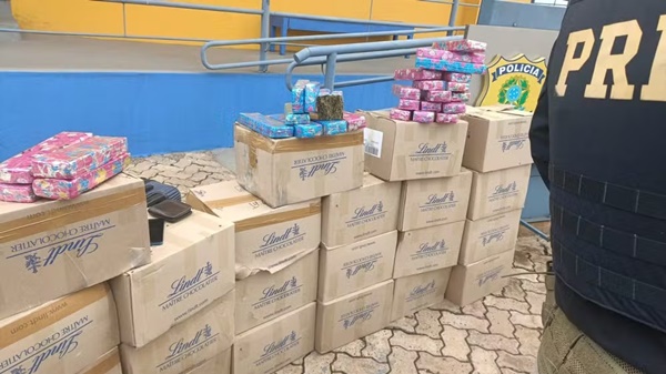 QUASE MEIA TONELADA DE MACONHA É APREENDIDA EMBRULHADA PARA PRESENTE EM CAIXAS DE CHOCOLATE NA BR-050