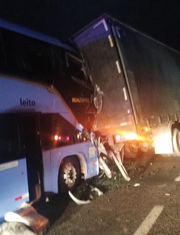 MOTORISTA E PASSAGEIRA DE ÔNIBUS INTERESTADUAL FICAM PRESOS ÀS FERRAGENS APÓS BATIDA COM CARRETA NA BR-050, EM UBERABA