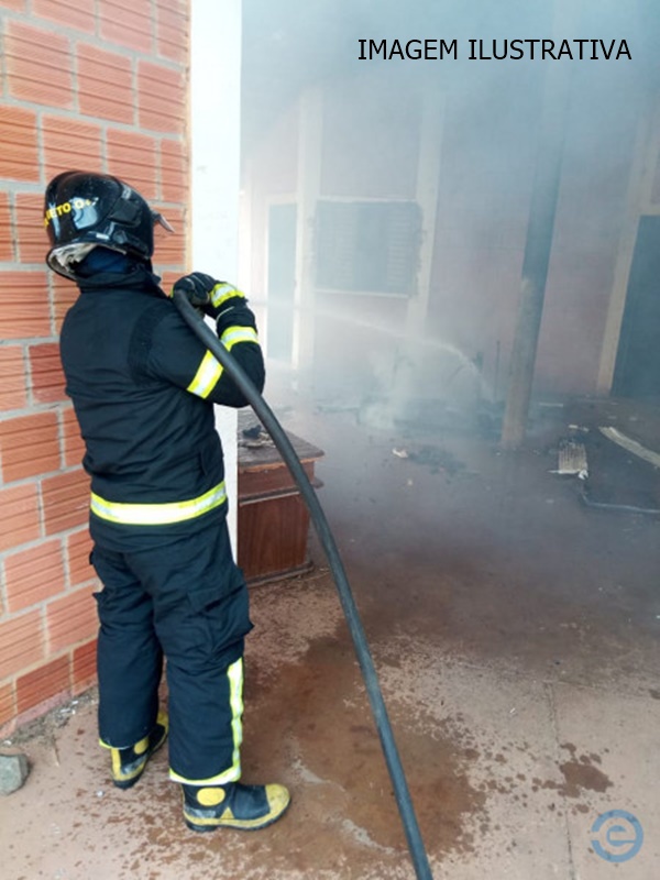 CASA PEGA FOGO E CORPO DE BOMBEIROS É ACIONADO