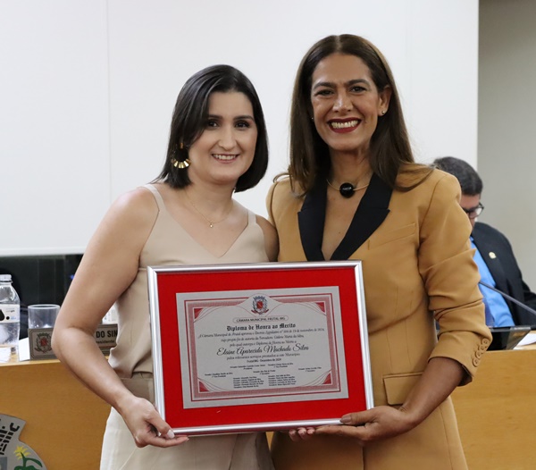 GISLENE MARIA FAZ ENTREGA DE TÍTULO DE HONRA AO MÉRITO PARA DESIGNER QUE REALIZOU PROJETO DURANTE “OUTUBRO ROSA” 