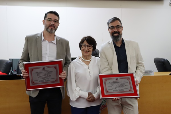 VEREADORA IRMA ENTREGA TÍTULOS A DOIS PROFESSORES DA UEMG FRUTAL 