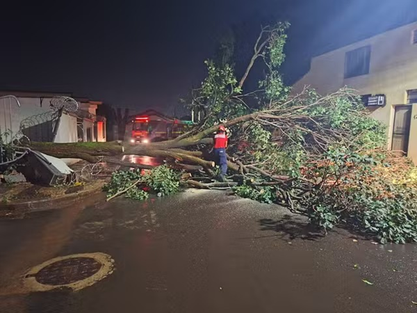 'MICROEXPLOSÃO’: TEMPORAL DEIXA PESSOAS ILHADAS, COMPROMETE O FORNECIMENTO DE ENERGIA E ARRANCA PARTE DO ASFALTO DE ITUIUTABA