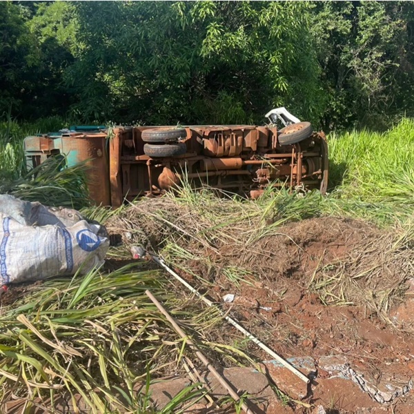 CAMINHÃO DE COLETA DE LIXO TOMBA EM RODOVIA E DEIXA TRÊS FERIDOS EM FRUTAL