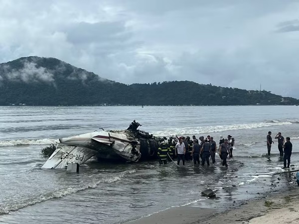 JATINHO VARA A PISTA EM AEROPORTO DE UBATUBA, VAI PARAR NA PRAIA E EXPLODE