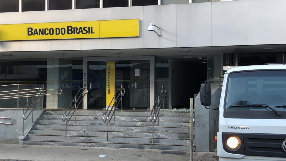 Agência Banco do Brasil em Uberaba atingida por tiros durante ação de criminosos — Foto: Bruno Sousa/G1