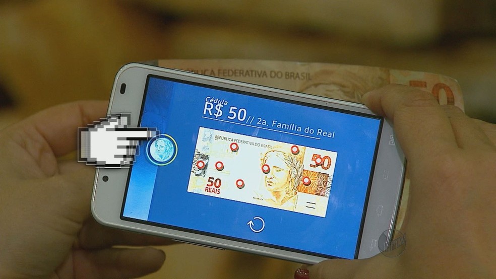 Aplicativo 'Dinheiro Brasileiro' do Banco Central, auxilia na identificação de cédulas falsas — Foto: Reginaldo dos Santos/EPTV